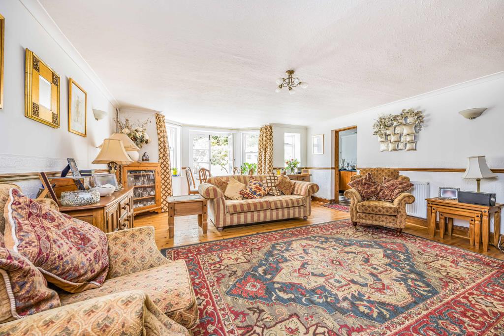 Lot: 101 - SUBSTANTIAL SEMI-DETACHED VICTORIAN DWELLING WITH ADDITIONAL INVESTMENT INCOME - Living room of lower ground floor with bay window